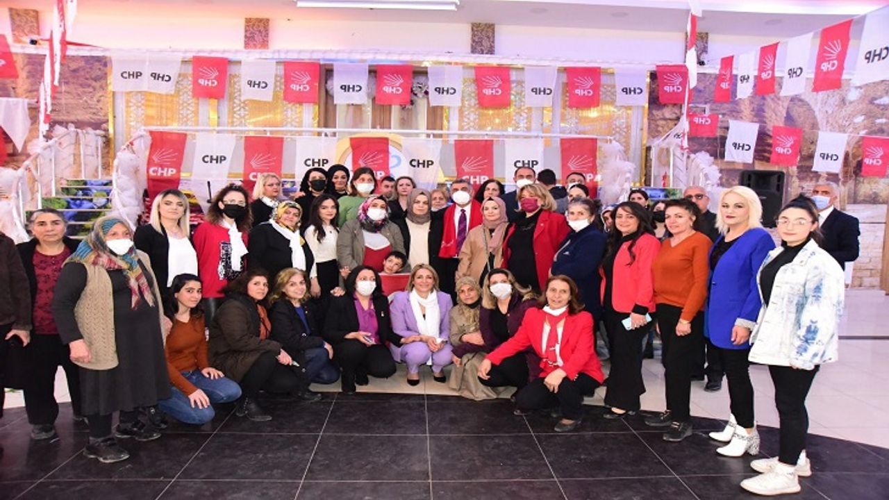 Milletvekili Erol, CHP’ye üye olan kadınlara rozet taktı 