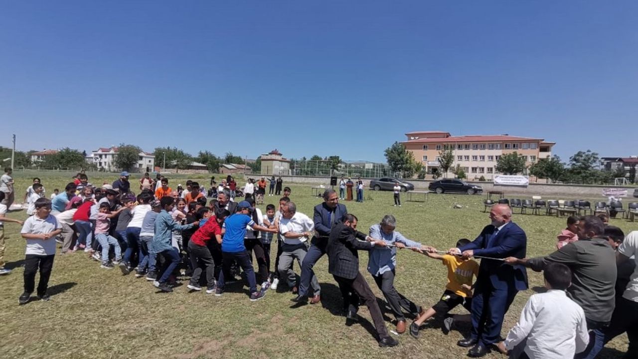 Elazığ’da Müftü ve Belediye Başkanı Öğrencilerle Birlikte Halat Çekme Yarışı Yaptı