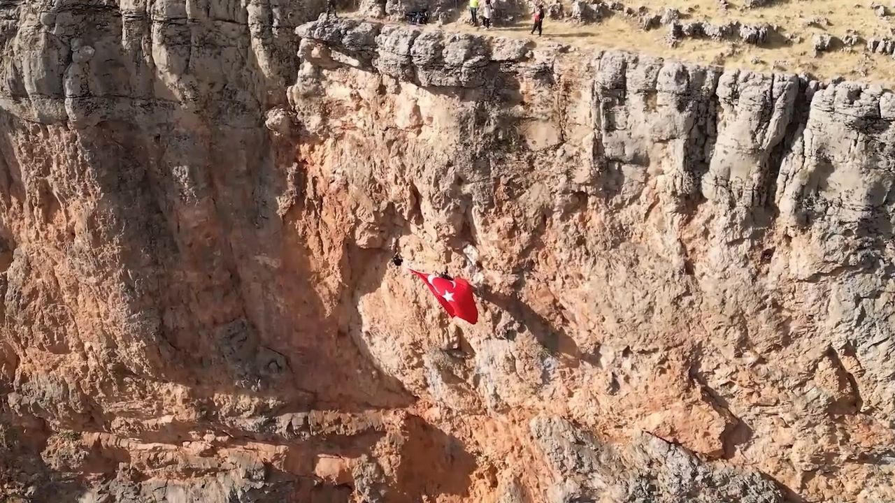 ELAZIĞLI DAĞCILAR KAYALIKLARDA TÜRK BAYRAĞI AÇTI