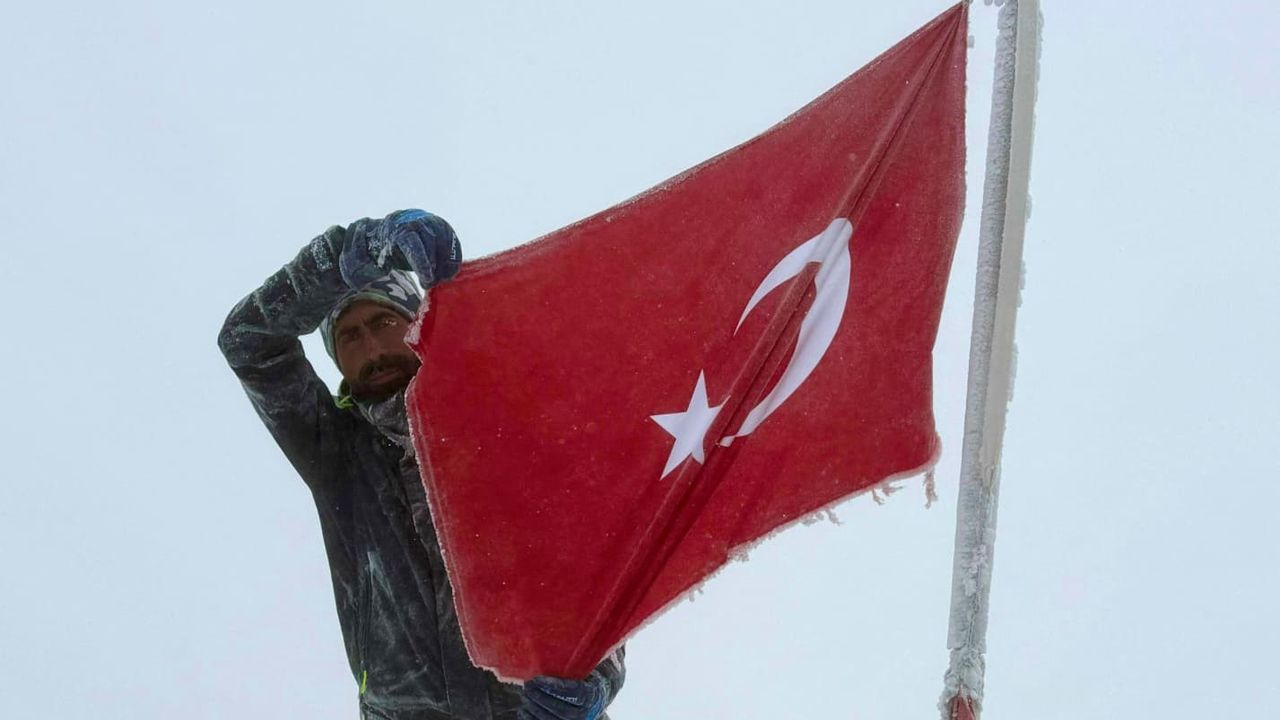 CUMHURİYETİN COŞKUSU ERCİYES'İN ZİRVESİNDE