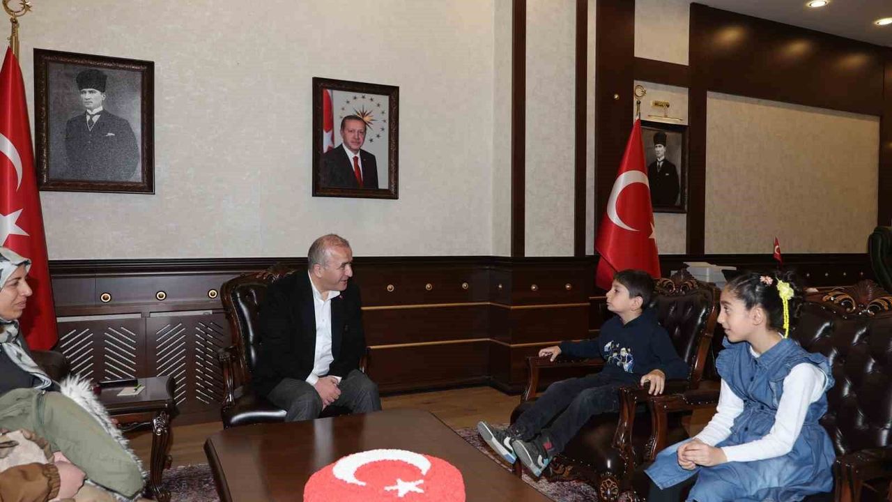 BAYRAK NÖBETİ TUTAN MİNİK ÖĞRENCİLER, VALİ HATİPOĞLU'NA KONUK OLDU