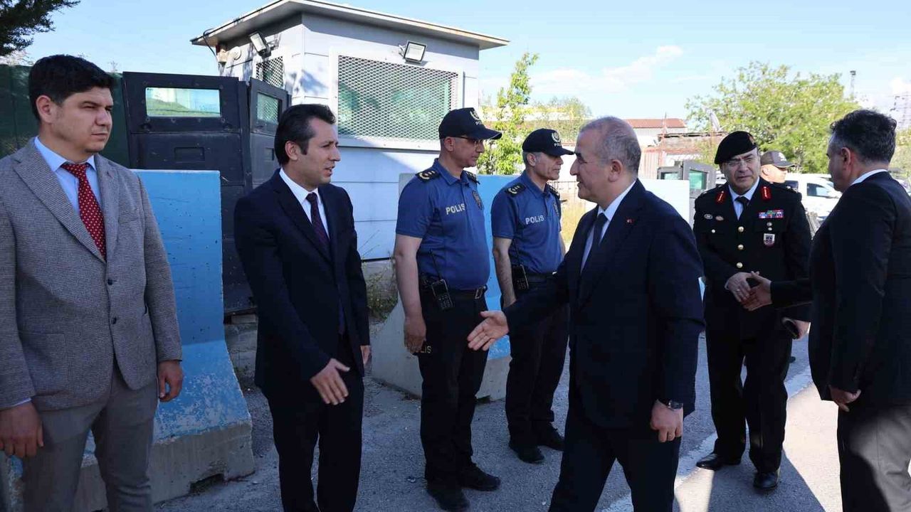 VALİ HATİPOĞLU GÖREVİ BAŞINDAKİ PERSONELLERLE BAYRAMLAŞTI
