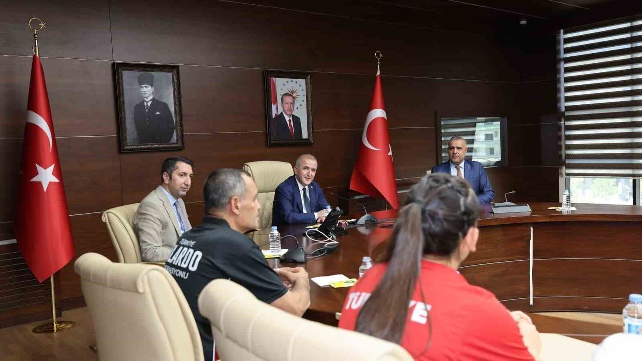 VALİ HATİPOĞLU ŞAMPİYONLARI TEBRİK ETTİ