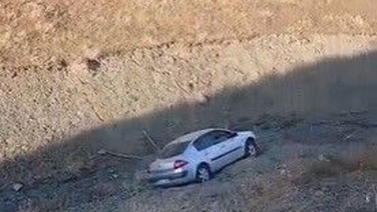 EL FRENİ ÇEKİLMEYEN ARAÇ DERE YATAĞINA DÜŞTÜ