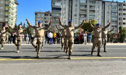 KOMANDOLARDAN CADDE ORTASINDA ZEYBEK GÖSTERİSİ