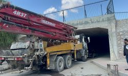 BETON POMPA ARACI ALT GEÇİTTEN GEÇMEYE ÇALIŞTI: 2 YARALI 