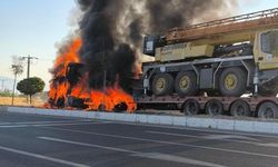 ELAZIĞ’DA İŞ MAKİNESİ YÜKLÜ TIR, ALEV TOPUNA DÖNDÜ