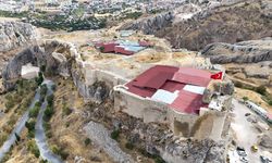 SELÇUKLU DÖNEMİNE IŞIK TUTAN KİTABE, HARPUT KALESİNDE BULUNDU