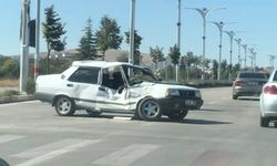 ELAZIĞ’DA KAMYON İLE OTOMOBİL ÇARPIŞTI: 2 YARALI