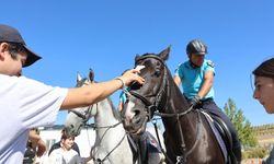 AHISKA TÜRKÜ ÇOCUKLARDAN ATLI JANDARMA TİMİNE BÜYÜK İLGİ