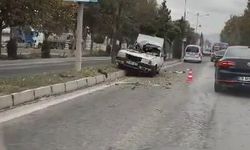 OTOMOBİL AĞACA ÇARPTI: 1 YARALI