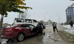 ELAZIĞ’DA TRANSİT İLE OTOMOBİL ÇARPIŞTI: 3 YARALI