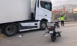 ELAZIĞ'DA TIR İLE ÇARPIŞAN MOTOSİKLETLİ YARALANDI