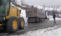 ELAZIĞ'DA KARLI YOLDA KAYARAK YOLDAN ÇIKAN TIRI, EKİPLER KURTARDI