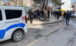 HUSUMETLİSİNİ CADDE ORTASINDA BIÇAKLA YARALADI