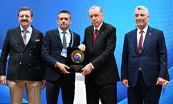 GENEL SEKRETER KARABULUT ÖDÜLÜNÜ CUMHURBAŞKANI'NIN ELİNDEN ALDI
