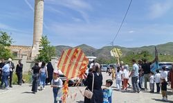 VEFAT EDEN OĞLUNUN ANISINA UÇURTMA ŞENLİĞİ DÜZENLEDİ