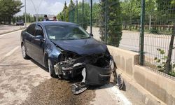 OTOMOBİL DUVARA ÇARPTI: 1 YARALI