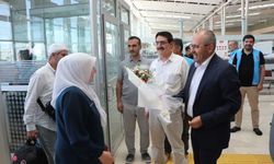 Elazığ hacıları yurda döndü: Müftülükten çiçeklerle karşılama