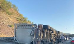 TIR DEVRİLDİ: 1 YARALI