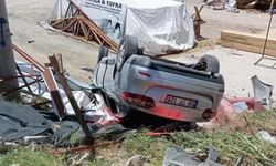 OTOMOBİL DEVRİLDİ: 2 YARALI