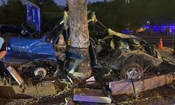 AĞACA ÇARPAN ARAÇ HURDAYA DÖNDÜ
