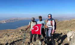 BAYRAĞIMIZ HAZARBABA ZİRVESİNDE