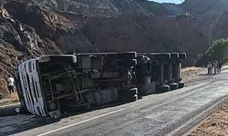 VİRAJI ALAMAYAN TIR DEVRİLDİ