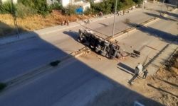 REFÜJE ÇARPAN TIR DEVRİLDİ