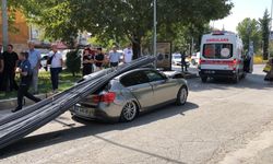 LÜKS ARAÇ, TONLARCA DEMİRİN ALTINDA KALDI