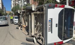 YOLCU MİNİBÜSÜ DEVRİLDİ