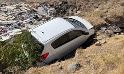OTOMOBİL ŞARAMPOLE UÇTU: 3 YARALI