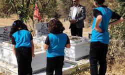 ŞEHİT ÖĞRETMENLER KABİRLERİ BAŞINDA ANILDI