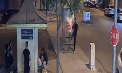 OTOBÜS DURAĞININ CAMINI KIRDI