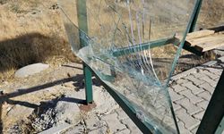 ŞEHİR MAGANDALARI DURAK CAMLARINI KIRDI