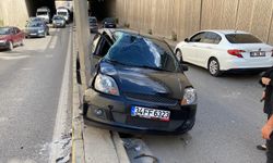 OTOMOBİL AYDINLATMA DİREĞİNE ÇARPTI: 3 YARALI