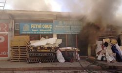 ÇATIDA ÇIKAN YANGIN İŞYERİNE SIÇRADI