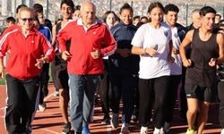 NECDET AYAZ, ADININ VERİLDİĞİ SAHADA EŞİYLE BİRLİKTE KOŞTU