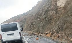 YAĞIŞ SONRASI YOLA, TAŞ VE KAYA PARÇALARI DÜŞTÜ