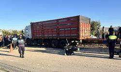 MOTOSİKLET PARK HALİNDEKİ KAMYONA ÇARPTI: 1 ÖLÜ, 1 YARALI