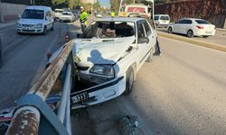 OTOMOBİL BARİYERLERE SAPLANDI: 1 YARALI