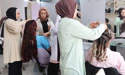 ABLA VE KARDEŞ, HAYALLERİ İÇİN KUAFÖRLÜK EĞİTİMİ ALIYOR
