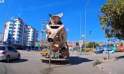YOLA DÖKE DÖKE GİDİYOR