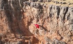 ELAZIĞLI DAĞCILAR KAYALIKLARDA TÜRK BAYRAĞI AÇTI