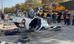 OTOMOBİL KARŞI ŞERİDE GEÇEREK TERS DÖNDÜ