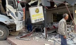 FRENİ PATLAYAN KAMYON FIRINA DALDI