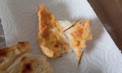 EKMEĞİN İÇİNDEN ODUN PARÇALARI ÇIKTI