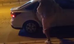 KADIN, TARTIŞTIĞI ŞAHSIN ARABASINA SALDIRDI