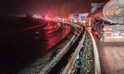 TIR DEVRİLDİ, TRAFİK KİTLENDİ