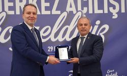 YRP GENEL BAŞKANI ERBAKAN’DAN MKYK ÜYESİ GÜL’E PLAKET